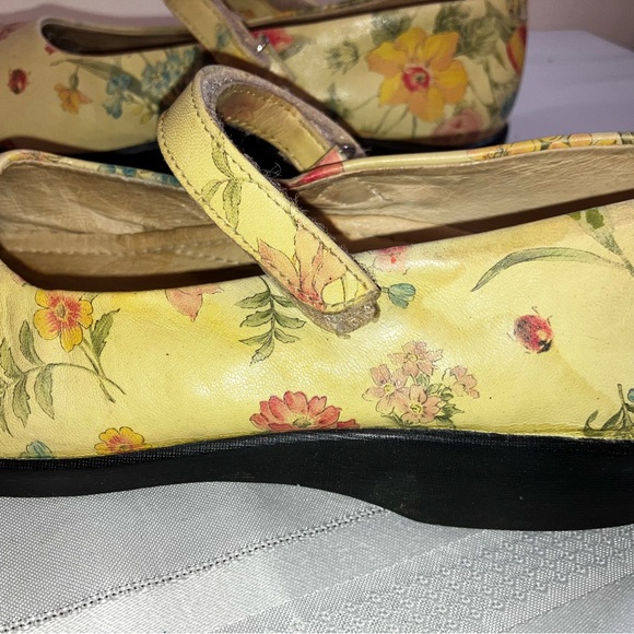Adorable Arcopedico Leather Yellow Floral Mary Janes Flats - Picture 5 of 10